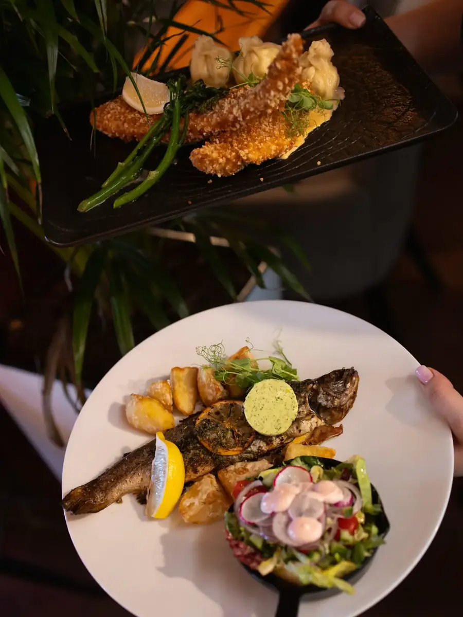 Sałatka z grillowanymi krewetkami, mango i granatem